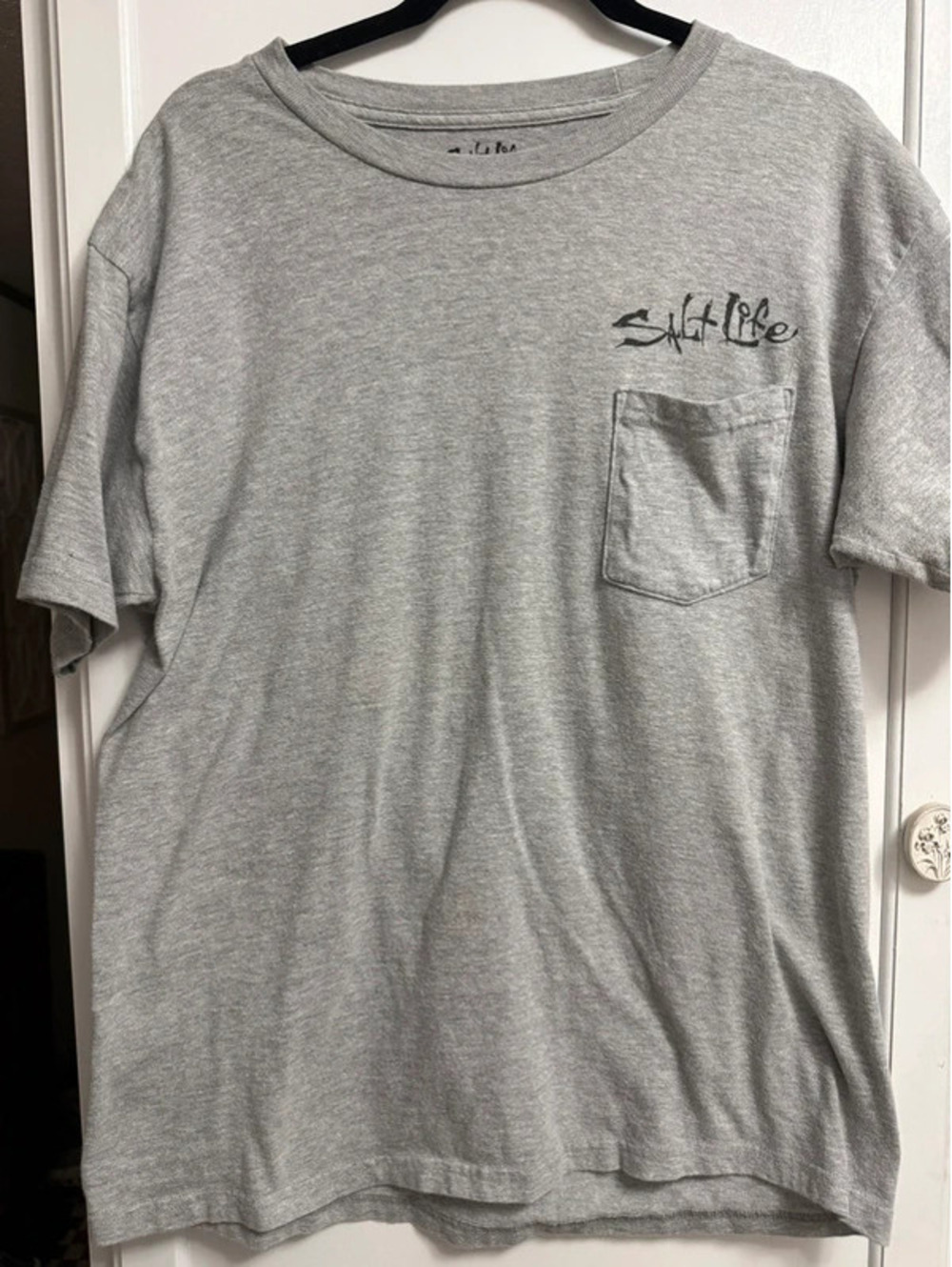 Salt Life Men’s Medium Gray Fishing Pocket Graphic T-Shirt Hook Line & Sinker